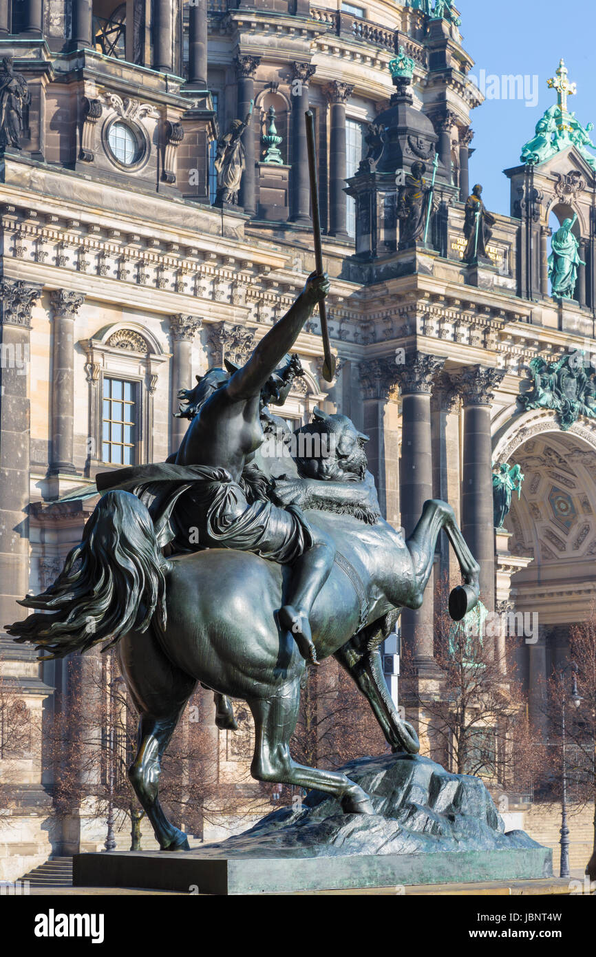 Berlino, Germania - Febbraio 13, 2017: Il Dom e la scultura in bronzo Amazone zu Pferde davanti Altes Museum di agosto Kiss (1842). Foto Stock