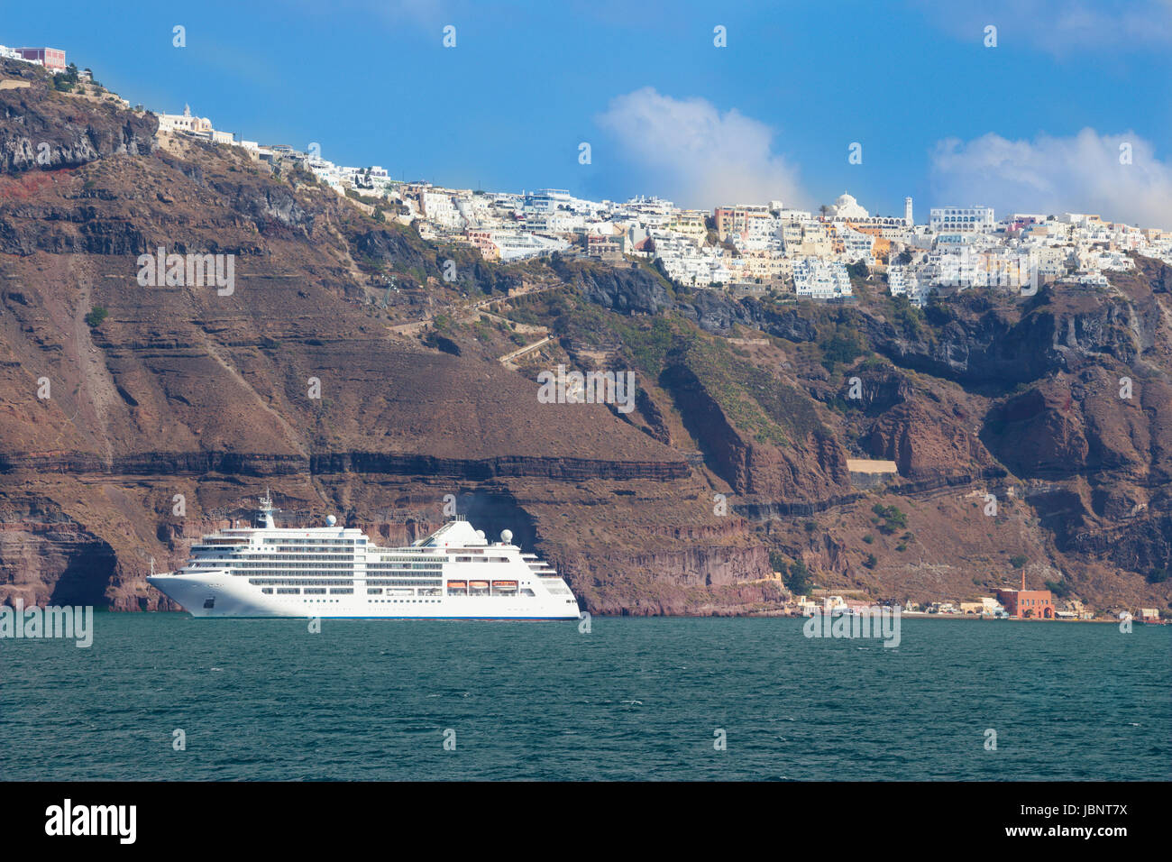 Santorini - La nave passeggeri e la città di Fira in background. Foto Stock