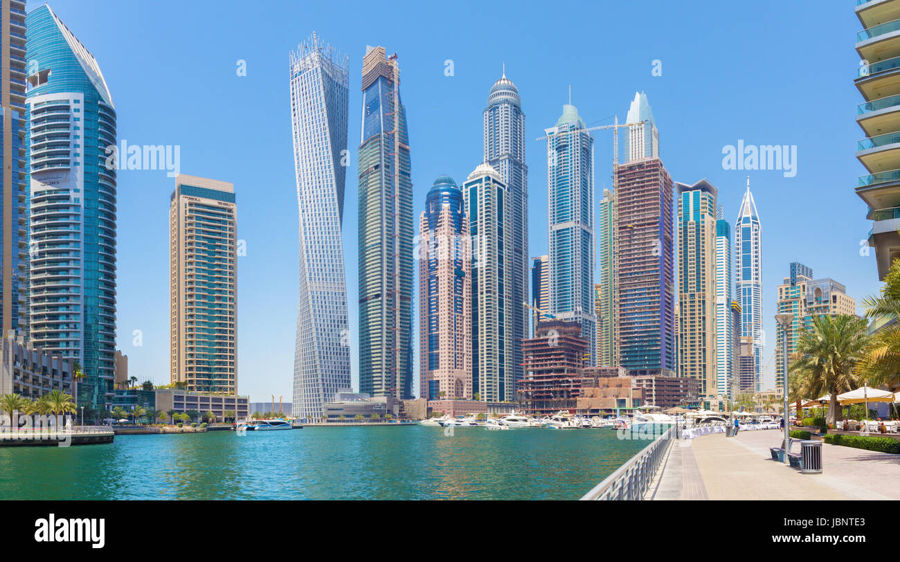 DUBAI, Emirati Arabi Uniti - 24 Aprile 2017: Le barche e la passeggiata lungomare di Marina. Foto Stock