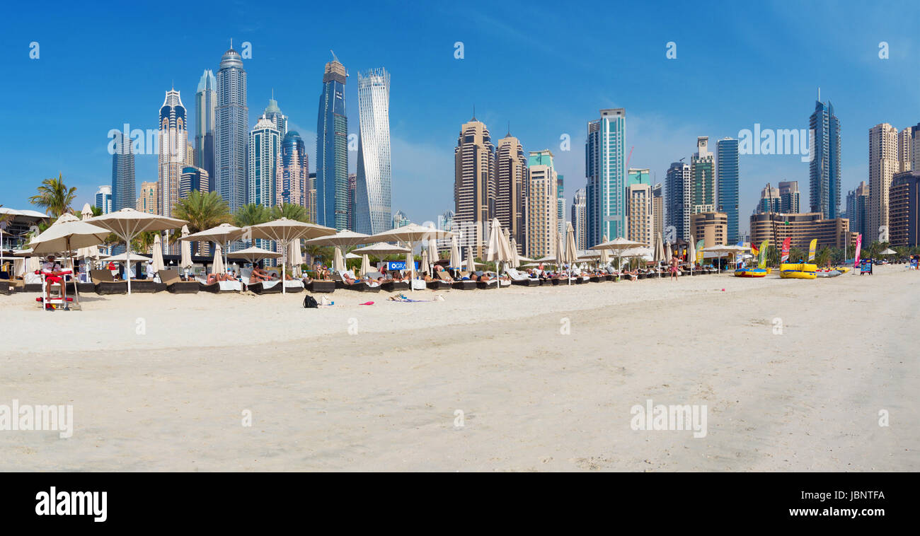 DUBAI, Emirati Arabi Uniti - 28 Marzo 2017: La Marina Towers da spiaggia. Foto Stock