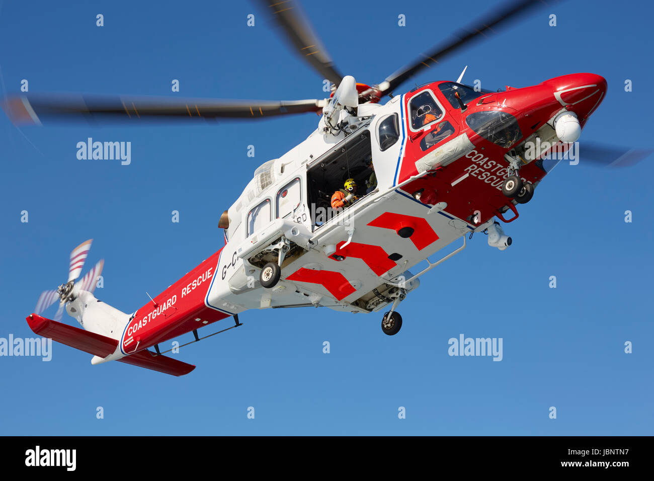 HM Coastguard Salvataggio in elicottero Agusta Westland AW 139 dall  aeroporto di Lydd preparando ad argano giù per un pronto soccorso Kent  REGNO UNITO Foto stock - Alamy