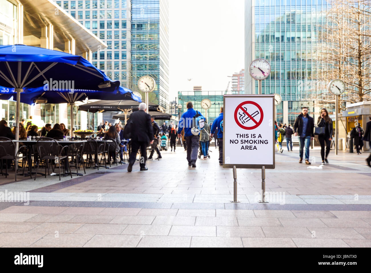 Londra, Inghilterra - aprile 25: Segnale di zona non fumatori. Ci sono diverse aree per non fumatori in canary wharf quartiere di Londra. Vi è una crescente sensi Foto Stock
