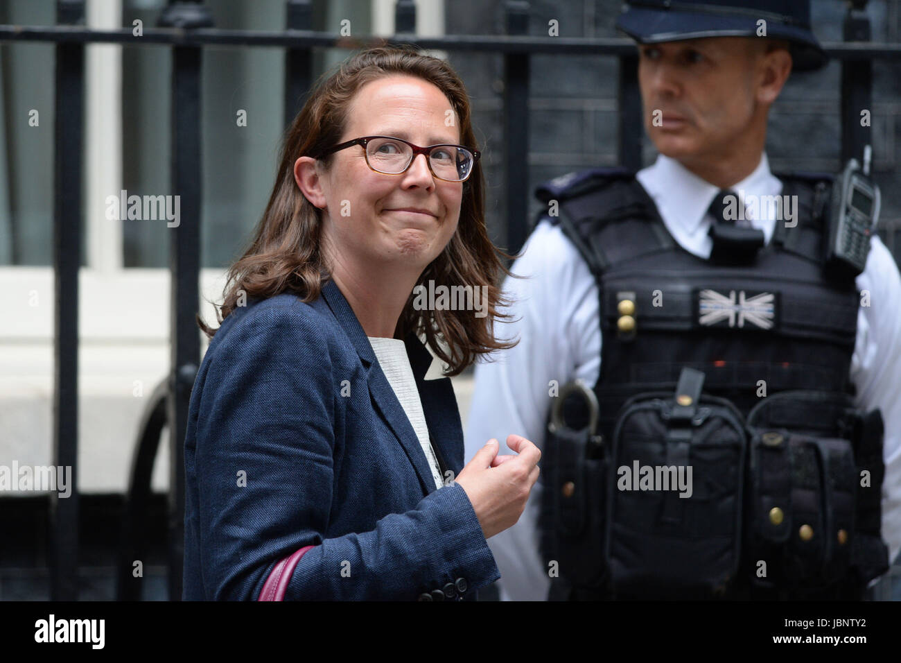 Leader della House of Lords La Baronessa Evans arriva al 10 di Downing Street come Theresa Maggio è di fronte a una resa dei conti con MPs Conservative nel mezzo di rabbia nel modo in cui il partito ha visto la sua maggior parte annientati nell'elezione generale. Foto Stock