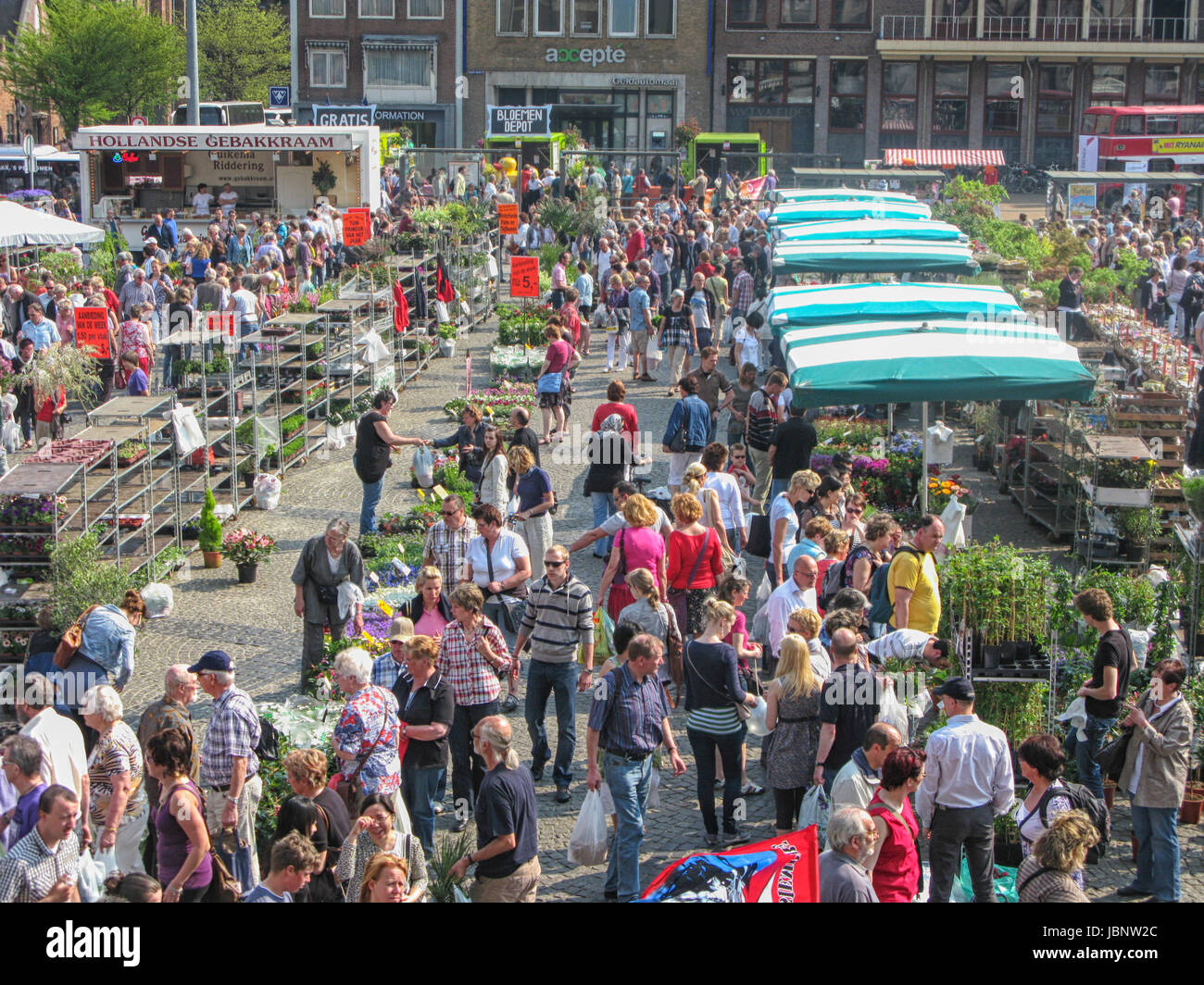 La gente sulla annualmente il mercato dei fiori sul Venerdì Santo a Groningen, Paesi Bassi Foto Stock