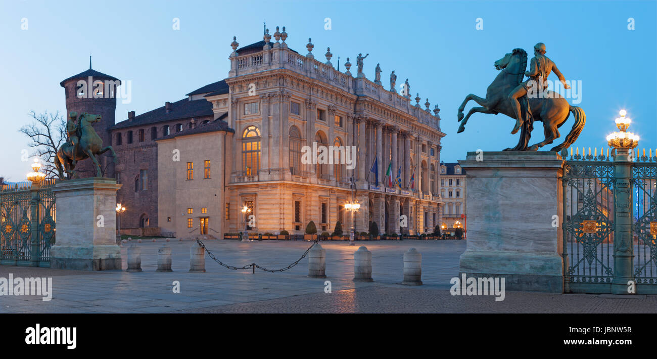 Torino - Piazza Castello con il Palazzo Madama e Palazzo Reale al tramonto. Foto Stock