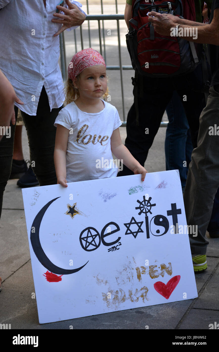 Segni di un contatore di protesta per un anti-Sharia rally in New York City Foto Stock