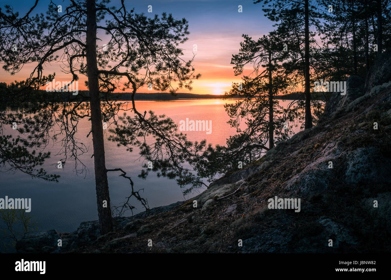 Paesaggio panoramico sul lago con il tramonto in serata primaverile in Finlandia Foto Stock
