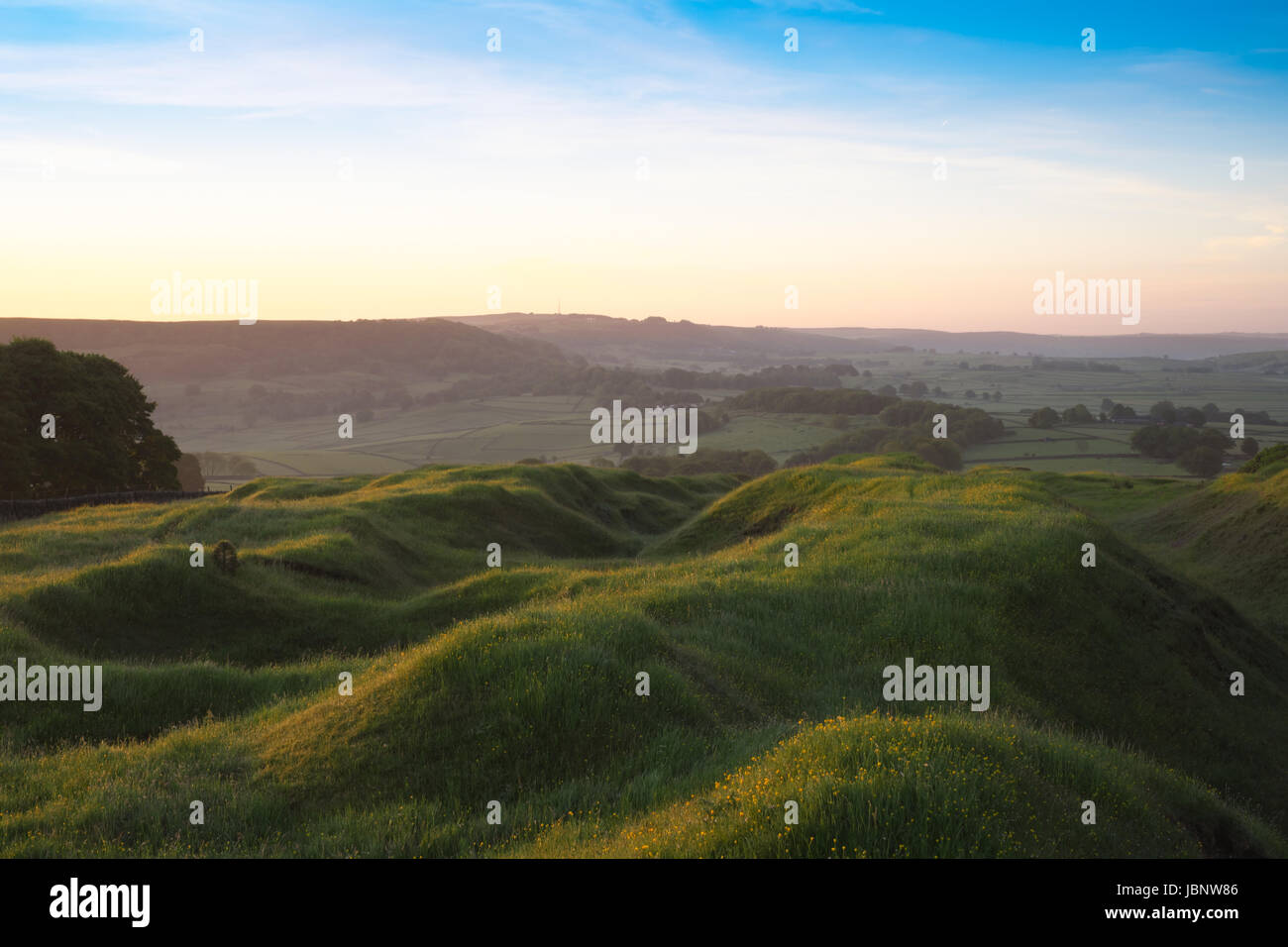 Cercando se come l'alba luce si diffonde su un vecchio, ripristinato, miniere a cielo aperto sul sito tideswell rastrello (4) Foto Stock