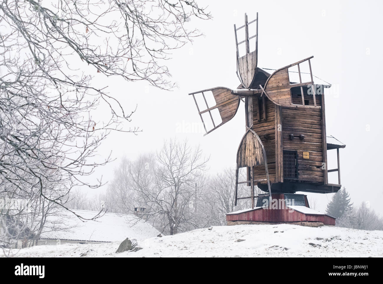 Paesaggio invernale con il vecchio e abbandonato il mulino a vento di giorno in Finlandia Foto Stock