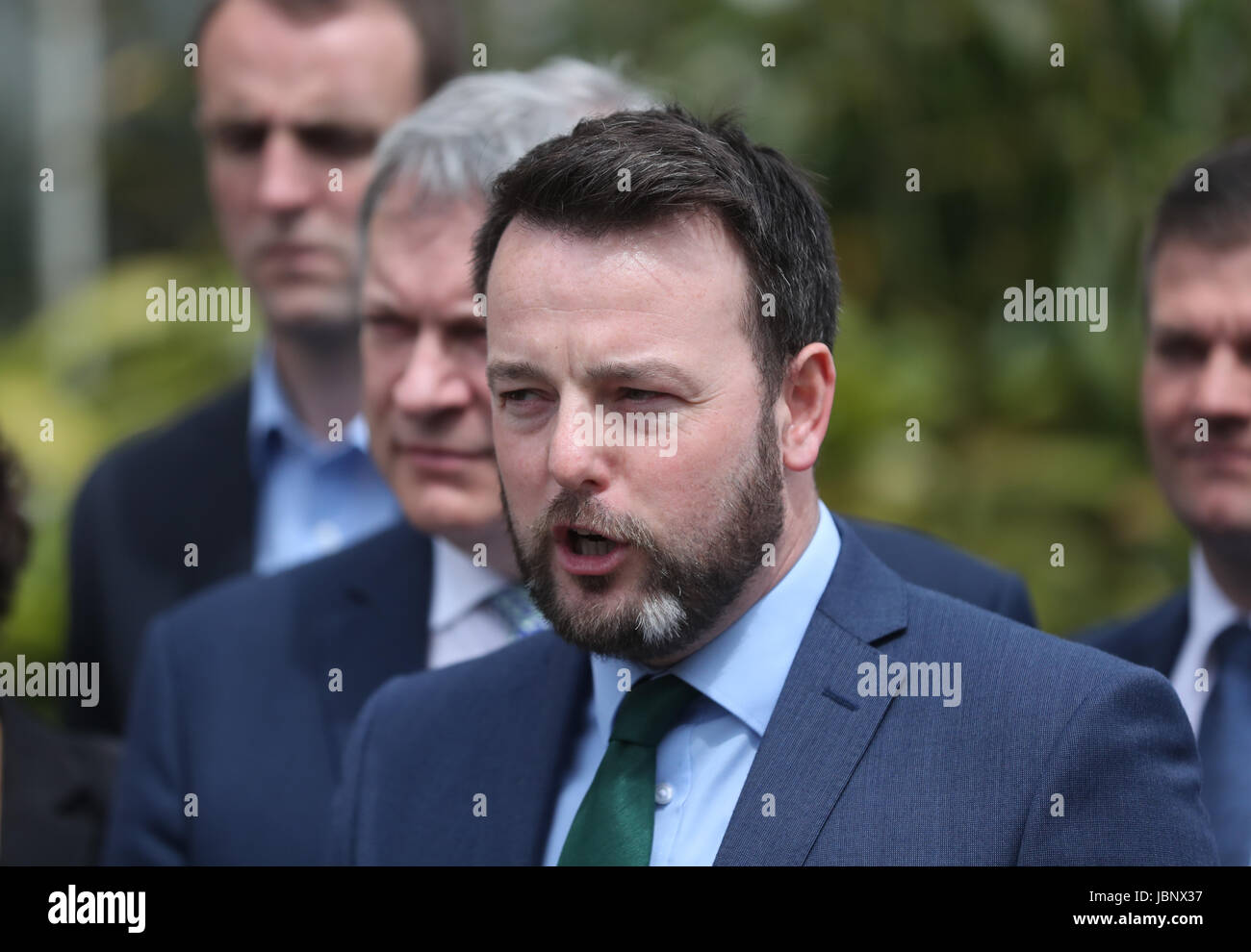 Leader SDLP Colonna Eastwood parla ai media affiancato da colleghi di partito al castello di Stormont a Belfast. Foto Stock