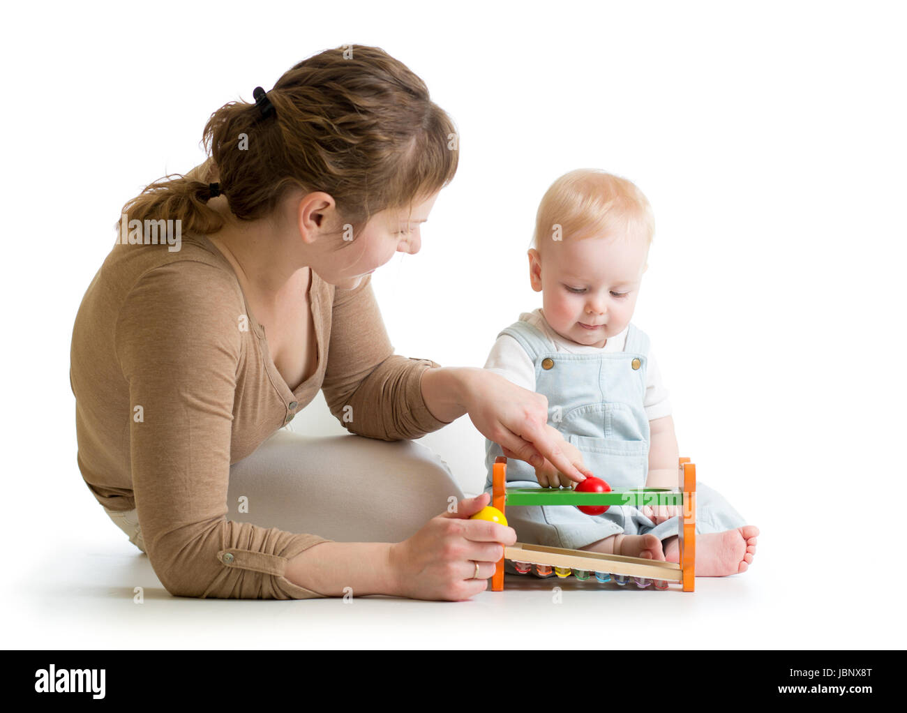 Baby boy e madre insieme giocando con il giocattolo logico Foto Stock