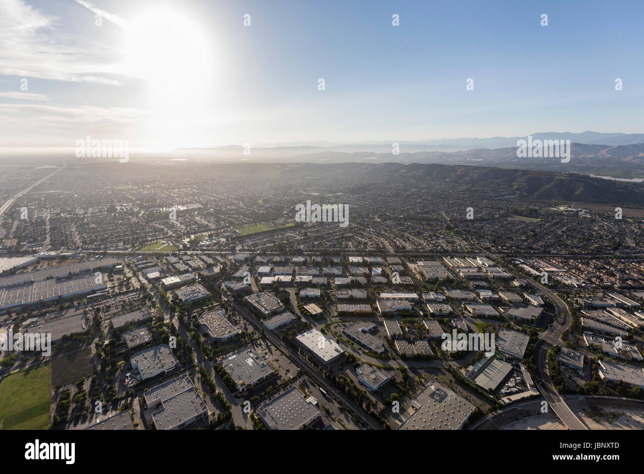 Vista aerea di edifici industriali e i quartieri di Camarillo, California. Foto Stock