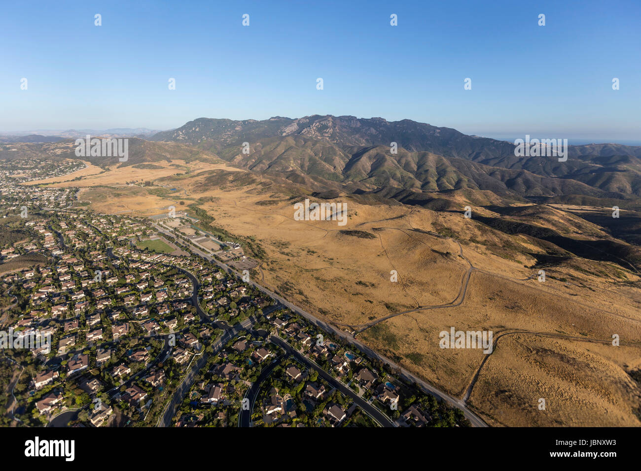 Vista aerea di Thousand Oaks, Newbury Park e Mt Boney in Santa Monica Mountains National Recreation Area di Ventura County, California. Foto Stock