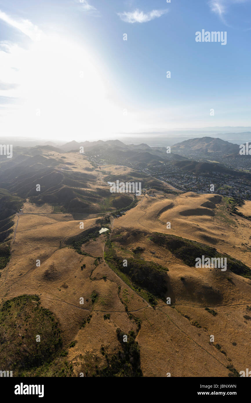 Vista aerea del Rancho Sierra Vista porzione di Santa Monica Mountains National Recreation Area nella Contea di Ventura, California. Foto Stock