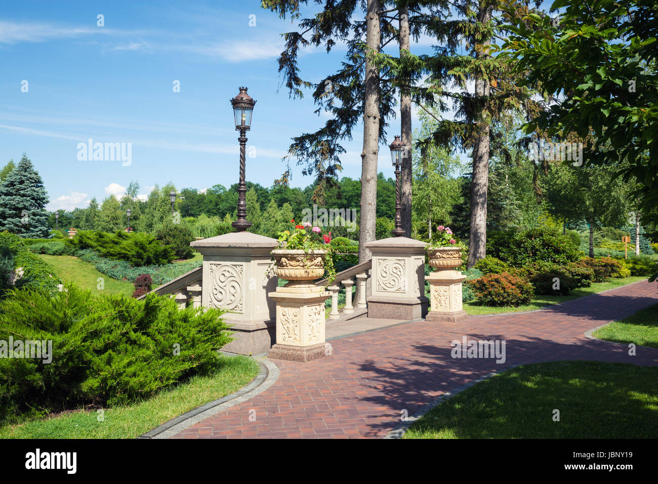 Estate Città verde parco al giorno di sole Foto Stock