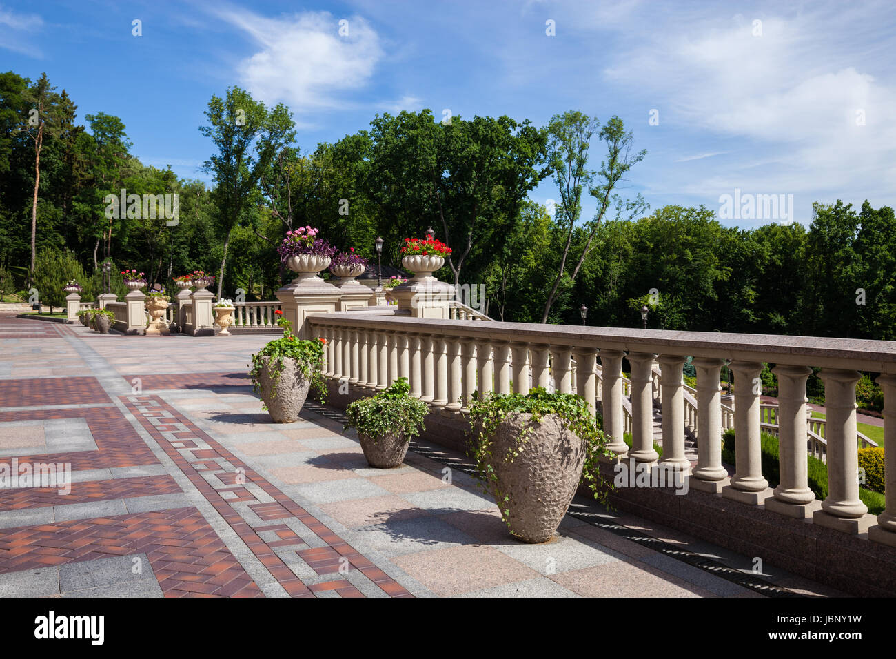 Estate Città verde parco al giorno di sole Foto Stock