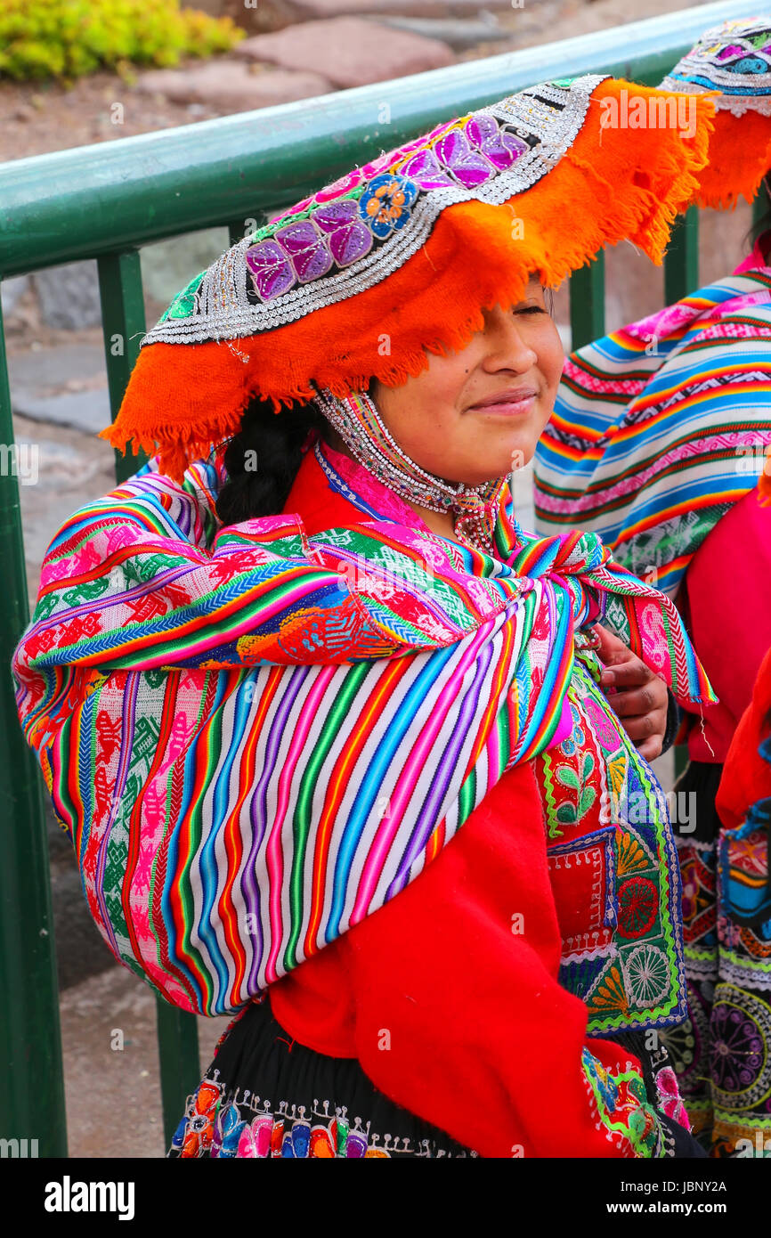 Donna locale in abito tradizionale in piedi in strada di Cusco, Perù. Nel 1983 Cusco è stata dichiarata dall Unesco patrimonio dell umanità Foto Stock