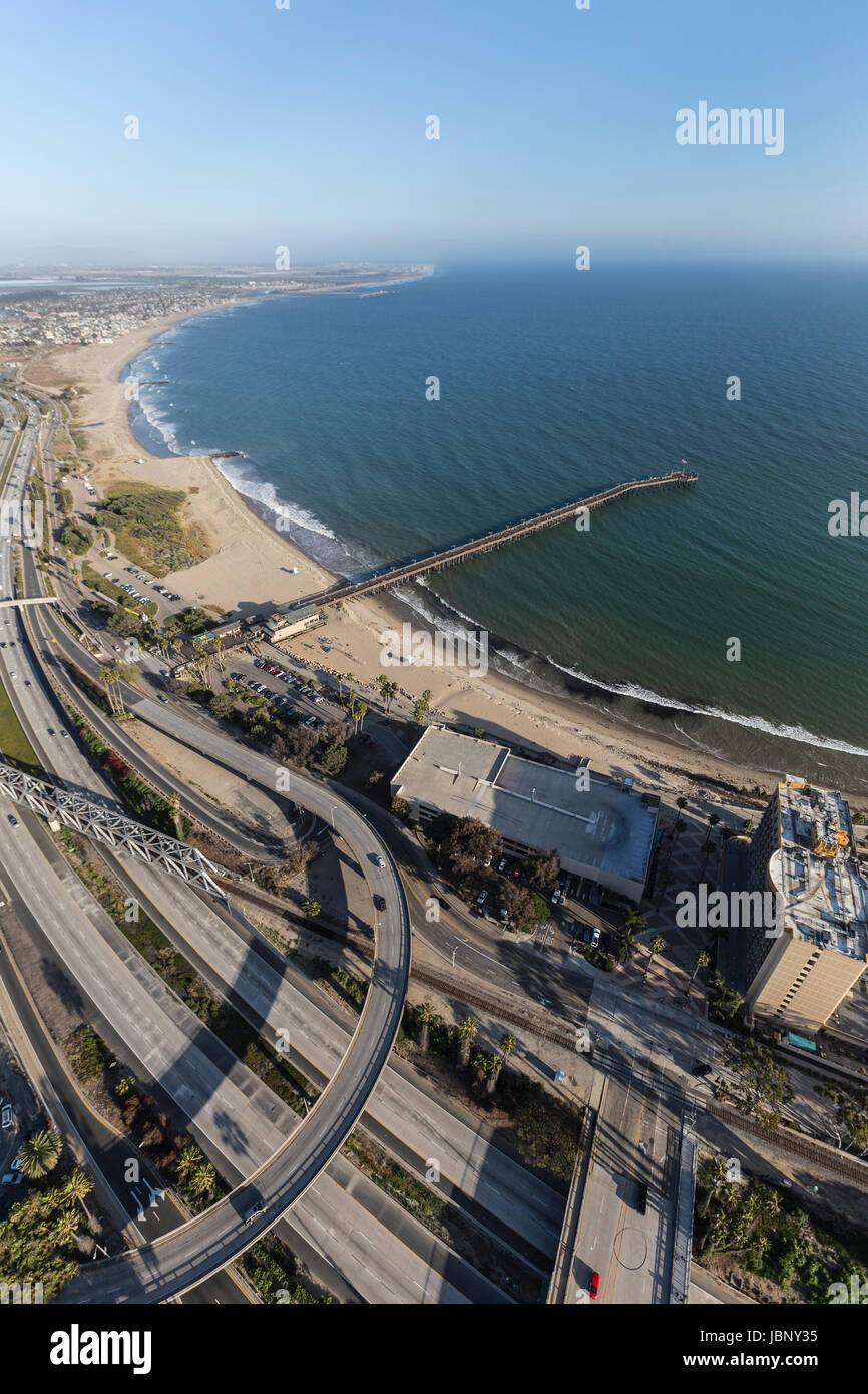 Vista aerea di Ventura pier e la superstrada nella California Meridionale. Foto Stock