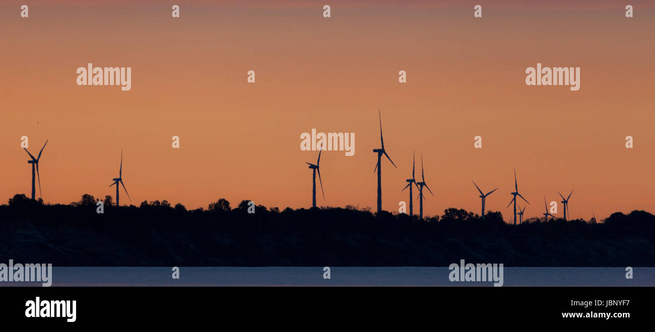 Splendide le turbine eoliche dalle rive di Erie Wind Farm in a sudovest Ontario sono fotografati a sunrise. Foto Stock