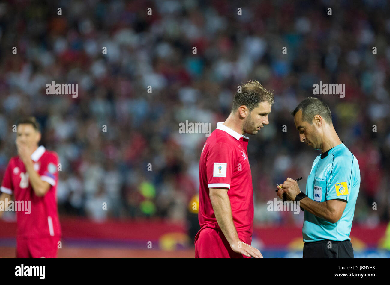 A Belgrado, in Serbia - Giugno 11, 2017: Branislav Ivanovic (L) di Serbia parlando con arbitro Manuel De Sousa (R) del Portogallo durante il 2018 della Coppa del Mondo FIFA Foto Stock