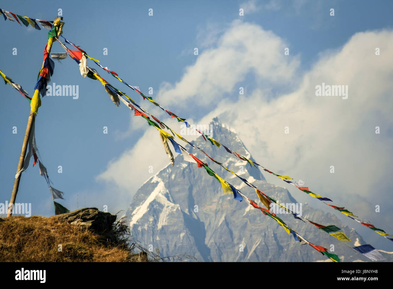 Meditativo paesaggio himalayano con coda di pesce picco noto anche come il Monte Machhapuchhre in Himalaya con la preghiera tibetano bandiere svolazzanti nel vento Foto Stock