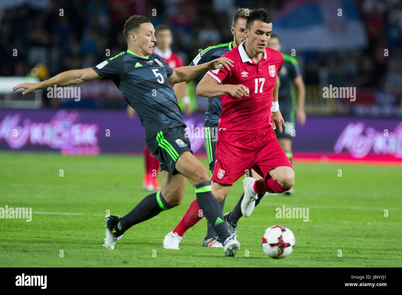 A Belgrado, in Serbia - Giugno 11, 2017: James Chester (L) del Galles in azione contro Filip Kostic (R) di Serbia durante il 2018 FIFA World Cup Qualifier mat Foto Stock