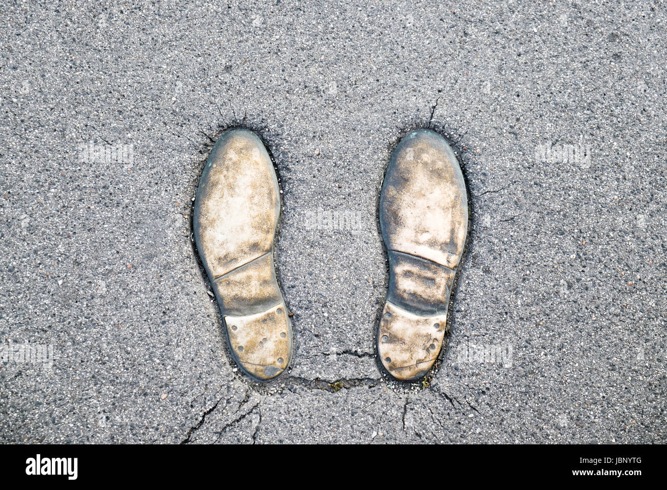 Il bronzo impronta di un paio di scarpe su un marciapiede marciapiede di Vienna in Austria. Foto Stock