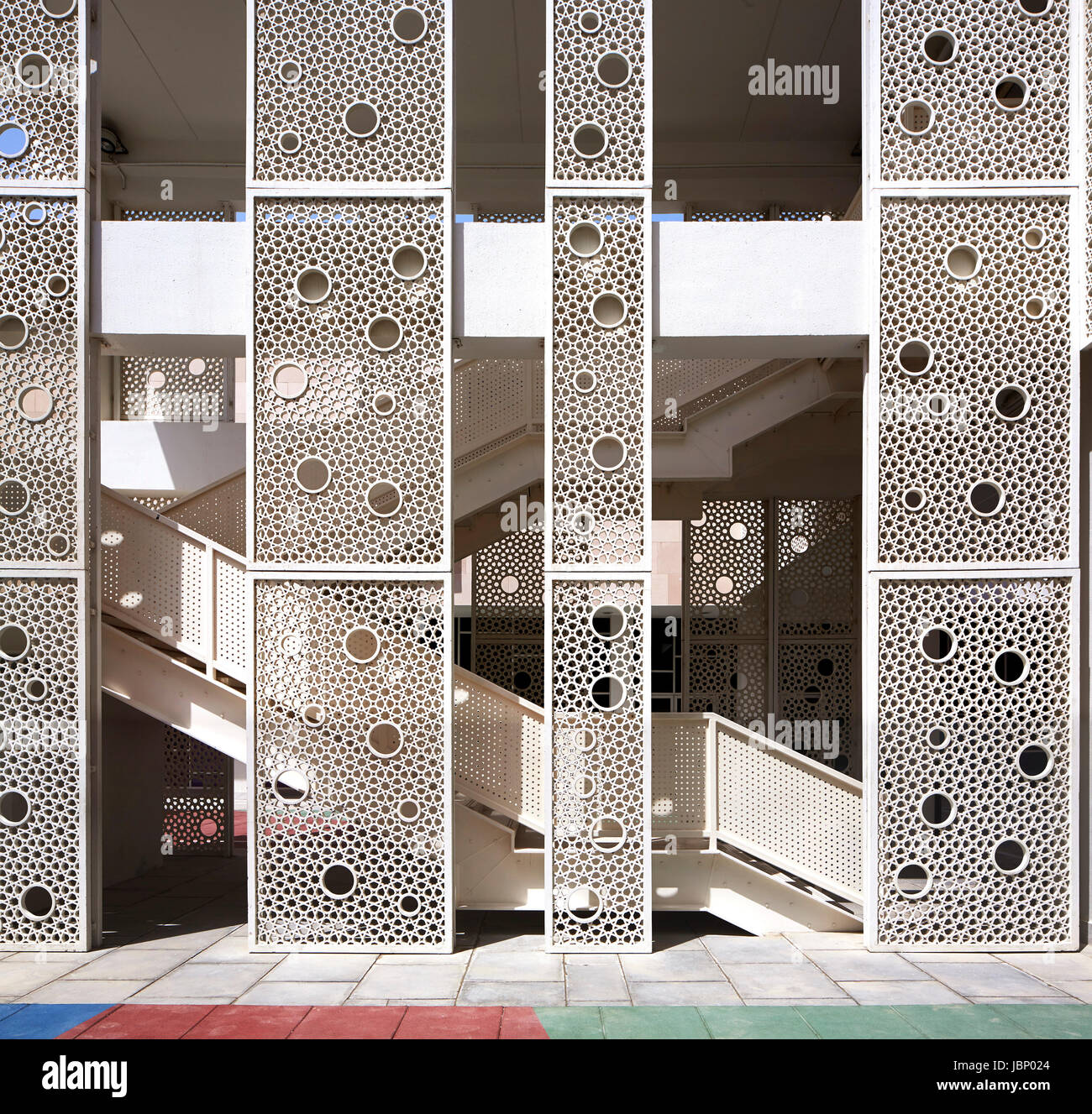 Scale cortile ombreggiato da jali in metallo. La vittoria di altezze scuola primaria, Dubai, Emirati Arabi Uniti. Architetto: R+D Studio , 2016. Foto Stock