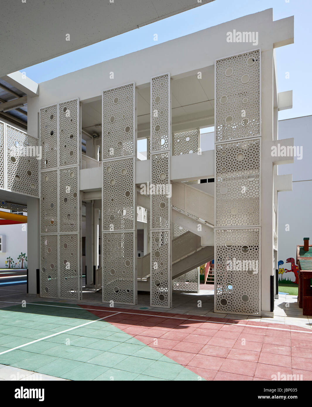 Scale cortile ombreggiato da jali in metallo. La vittoria di altezze scuola primaria, Dubai, Emirati Arabi Uniti. Architetto: R+D Studio , 2016. Foto Stock