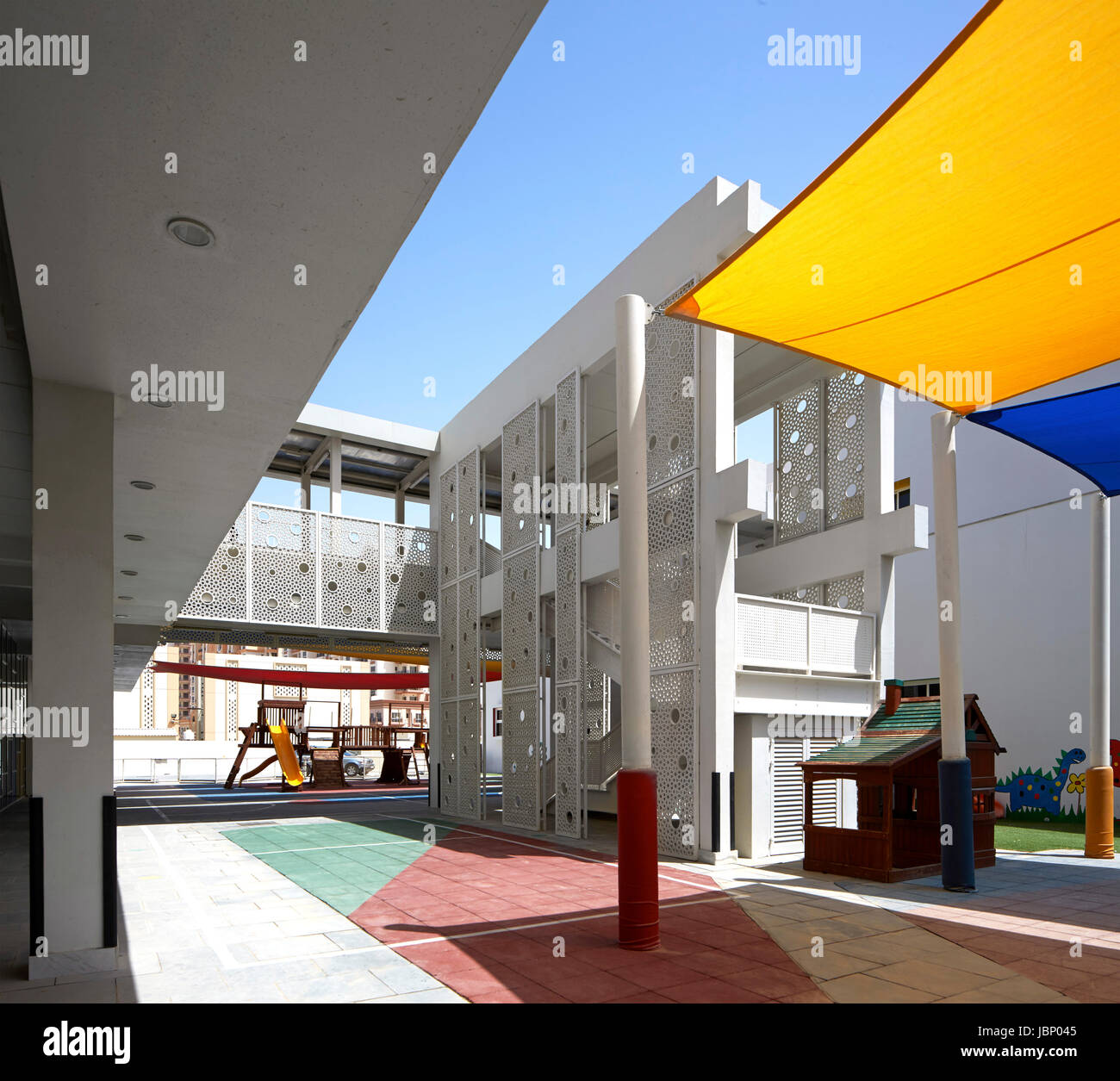 Il cortile al di sotto del telone. La vittoria di altezze scuola primaria, Dubai, Emirati Arabi Uniti. Architetto: R+D Studio , 2016. Foto Stock