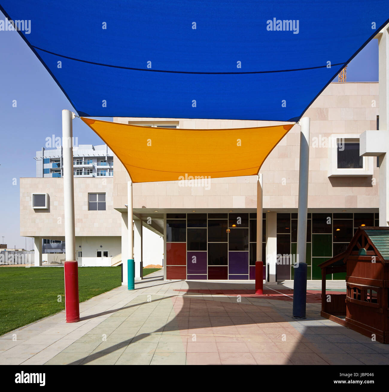 Il cortile al di sotto del telone. La vittoria di altezze scuola primaria, Dubai, Emirati Arabi Uniti. Architetto: R+D Studio , 2016. Foto Stock