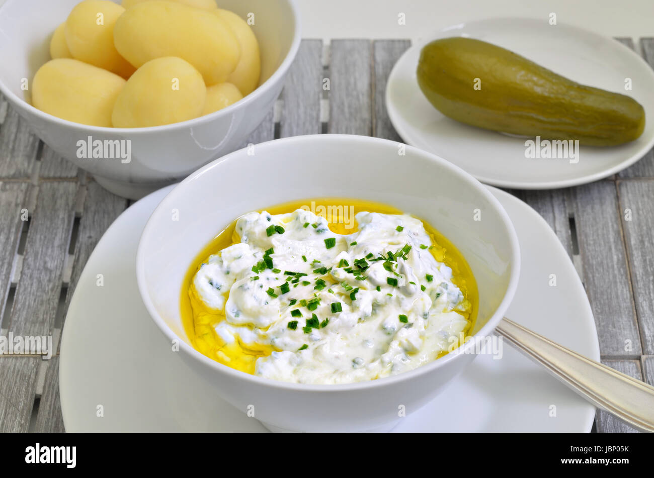 Ricotta con patate lesse olio di semi di lino ed erba cipollina, close up, macro, frame completo Foto Stock