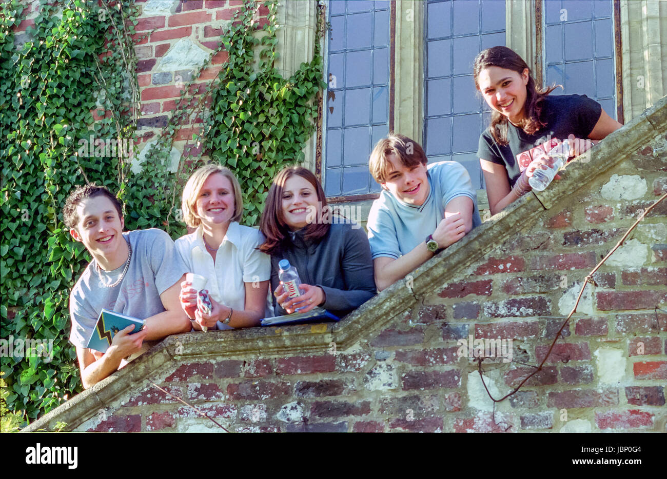 Sesta formatori visitando Glyndebourne Opera, nelle vicinanze del Lewes in East Sussex. Contrassegnare Enticknap(19), Emily Gilchrist(17)camicia bianca, Rebecca(Bowden 18) pic t-shirt, Gemma Ticehurst(17) e Daniel Gill(18) Foto Stock