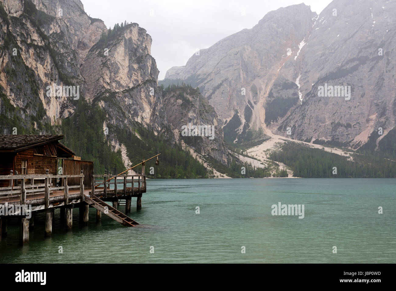 Cabina su lago di Braies, Dolomiti, Italia. Foto Stock