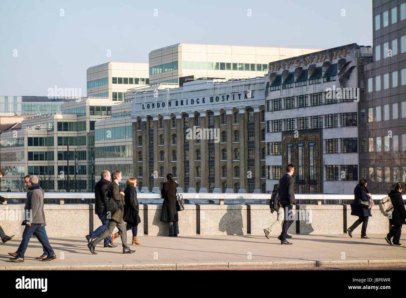 London Bridge Hospital vista dal Ponte di Londra, Regno Unito Foto Stock