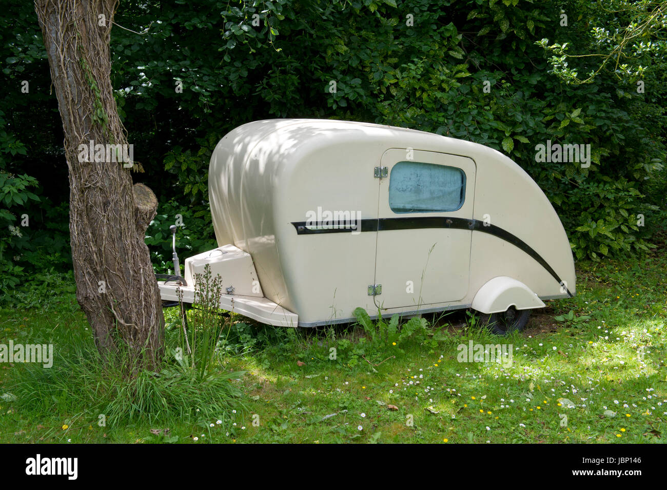 Un a goccia o tipo pod piccolo rimorchio/caravan in Somerset Orchard. Foto Stock