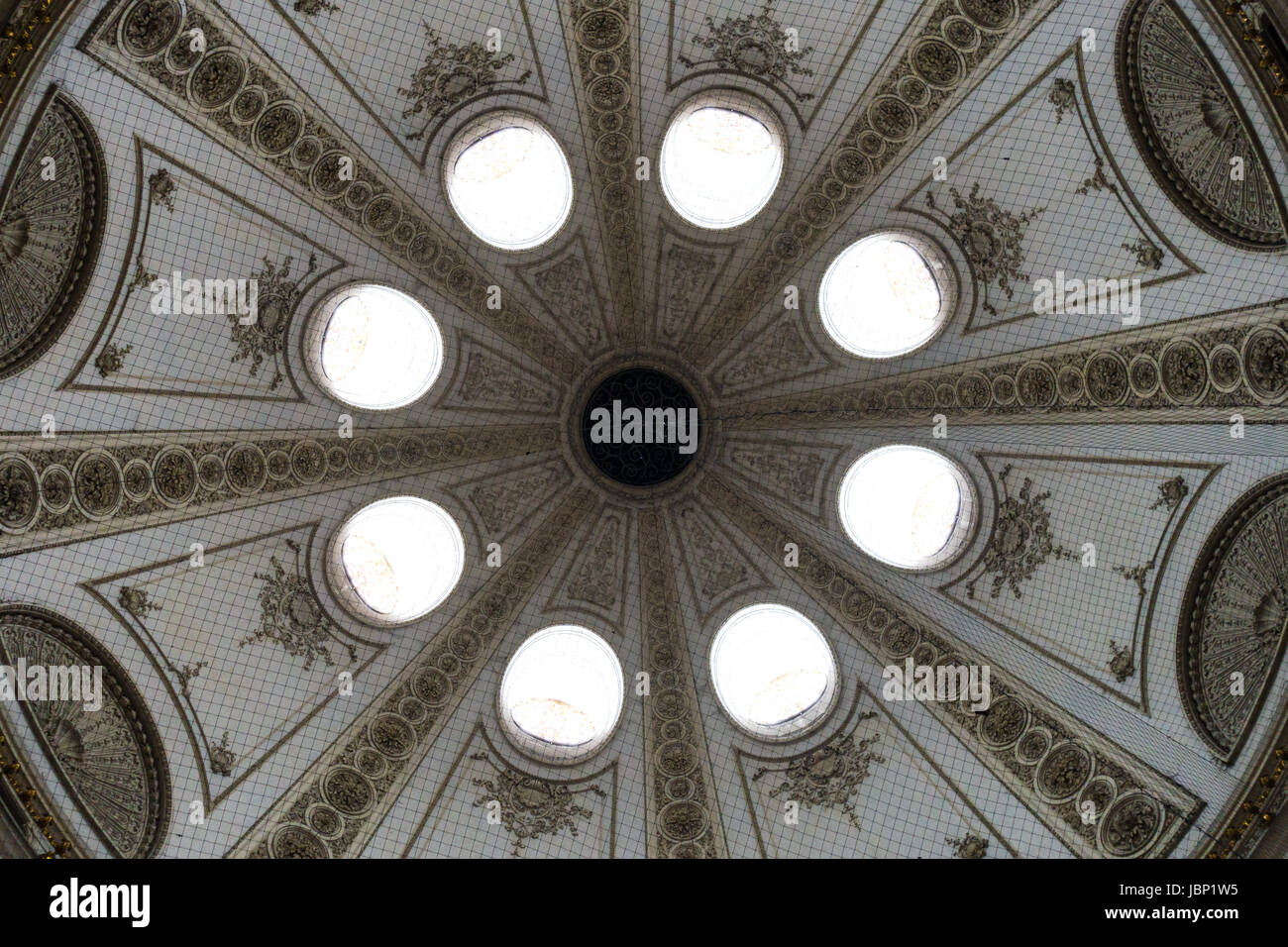 Finestre lucernario nel soffitto a cupola con mozzo circolare e raggiatura Foto Stock
