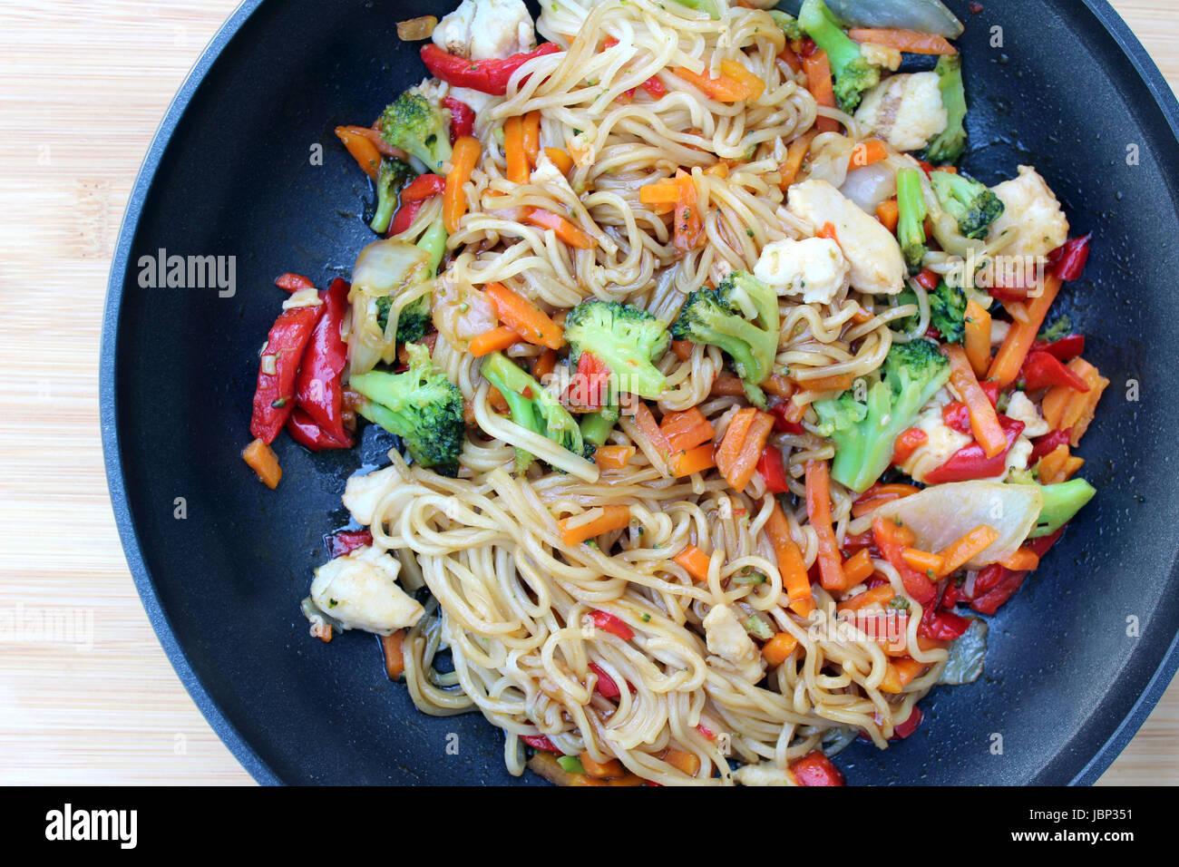 Pollo Chow Mein. Un piatto cinese con farina di grano tagliatelle e verdure Foto Stock