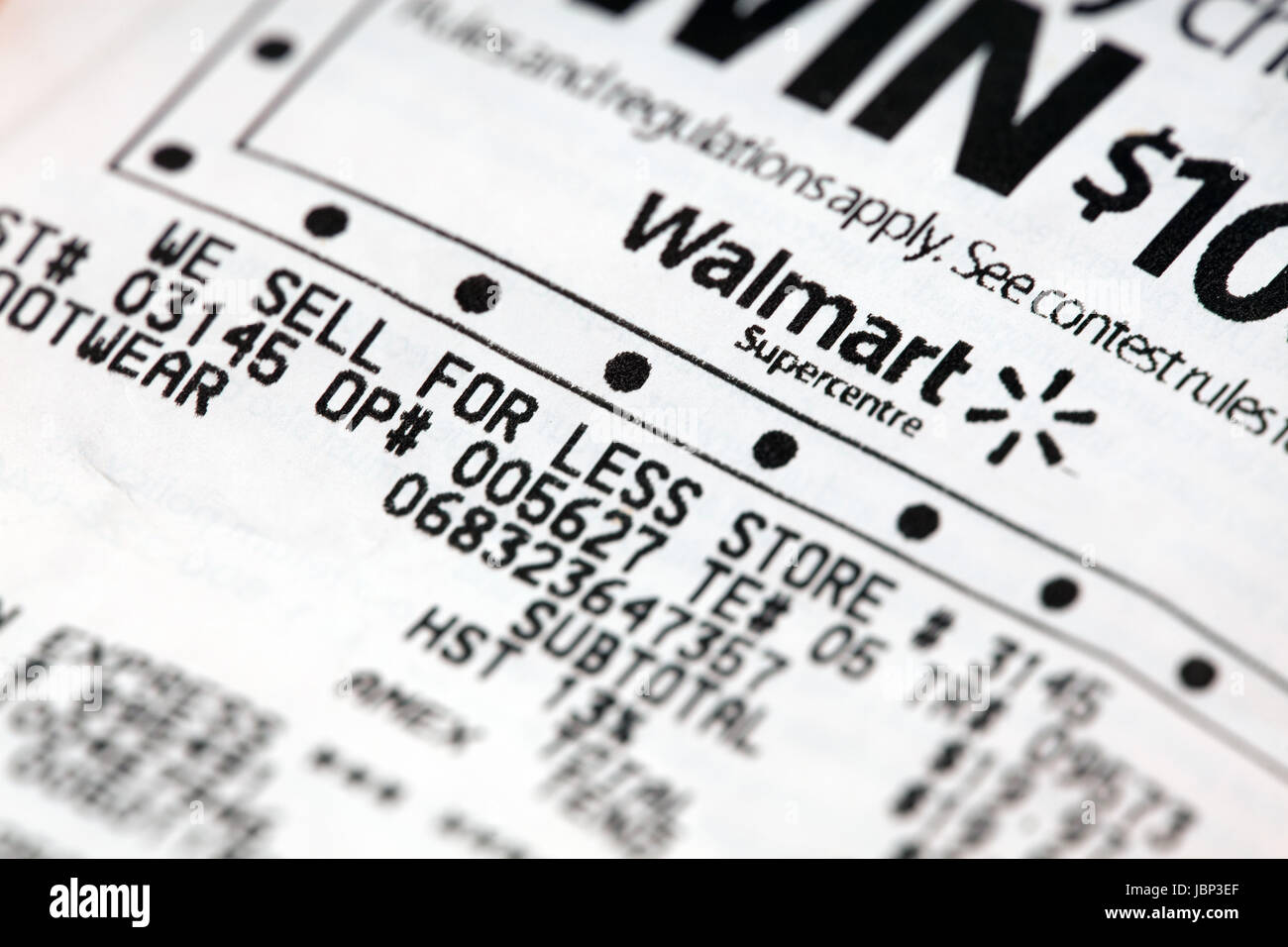 Walmart superstore ricevimento close-up featurin "vendiamo per meno' slogan Foto Stock