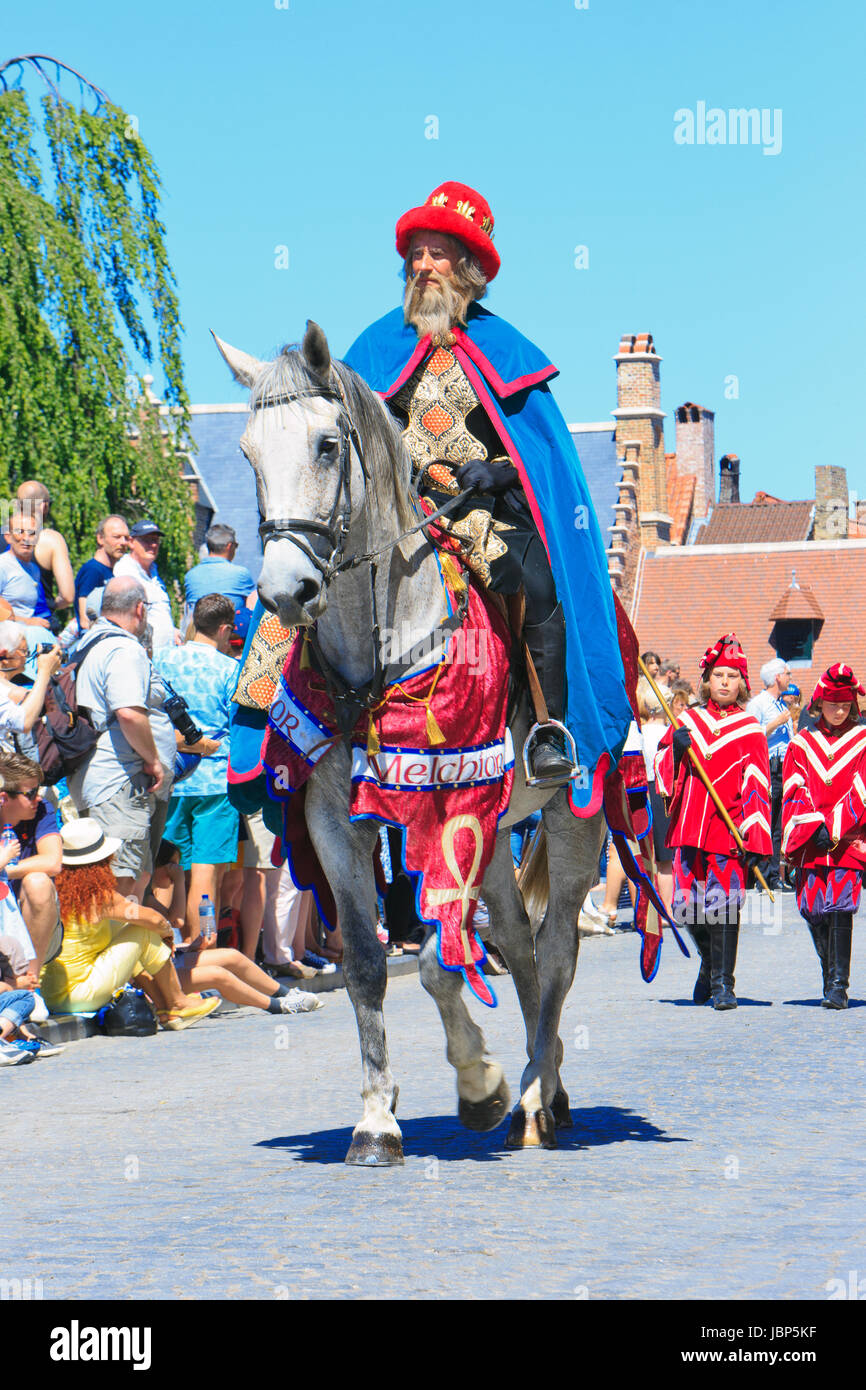 Melchior (uno dei Magi biblica che hanno visitato il bambino Gesù dopo che egli era nato) durante la processione del Santo sangue in Bruges, Belgio Foto Stock