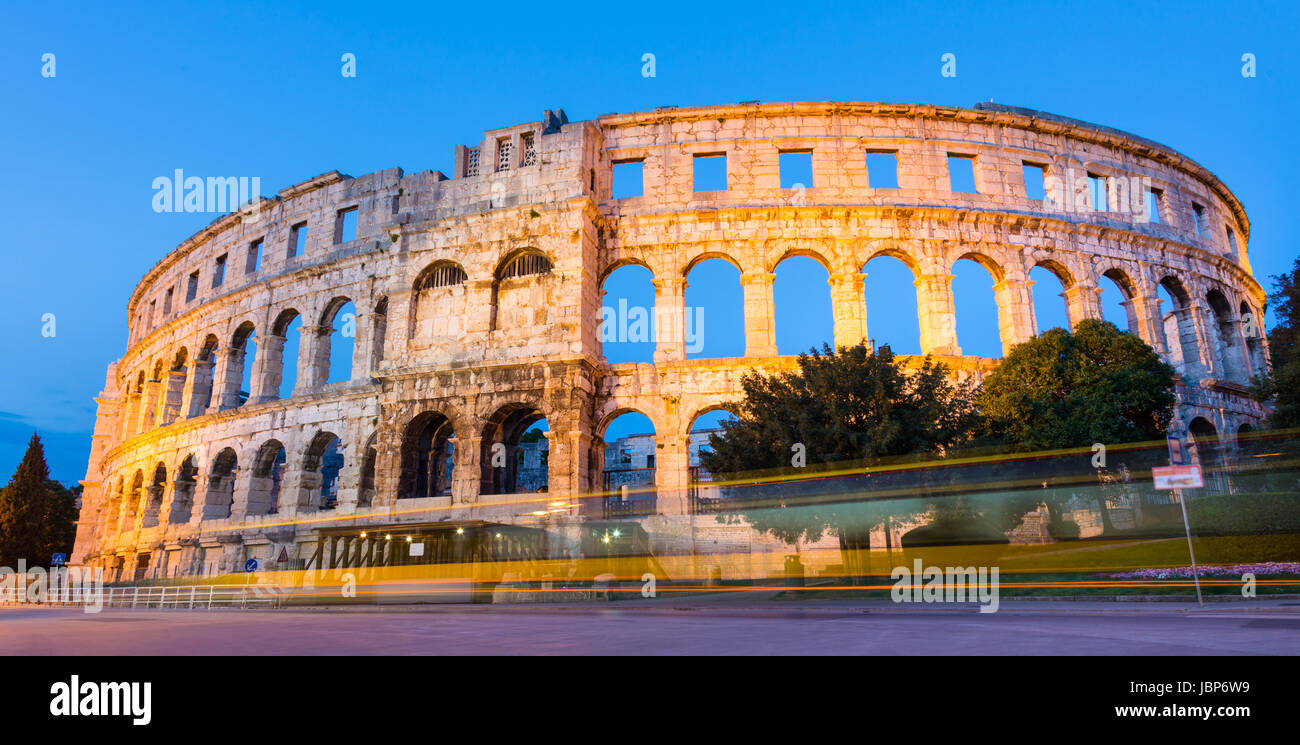 L' Anfiteatro romano di Pola, Croazia shot al crepuscolo. Fu costruito nel 27 - 68 D.C. ed è tra i sei principali superstite arene romane nel mondo e meglio conservati monumenti antichi in Croazia. Foto Stock