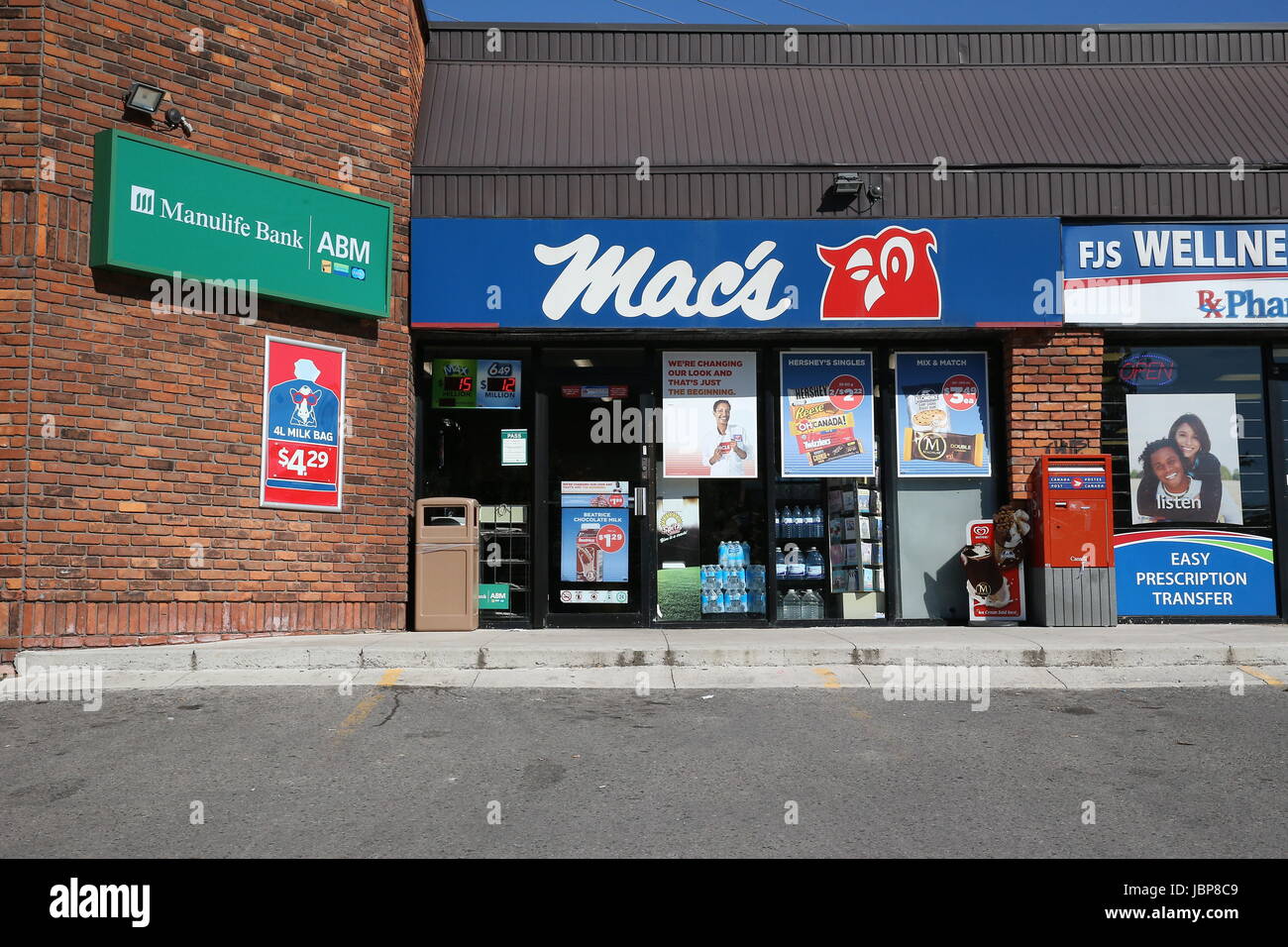 Mac il latte all'angolo del paese delle meraviglie e unità McMaster in London Ontario, Mac del latte le modifiche a Circle K dopo 54 anni. Foto Stock