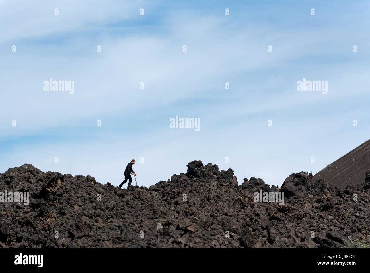 Escursionista su un costone di lava in Newberry nazionale monumento vulcanico, Oregon. Foto Stock