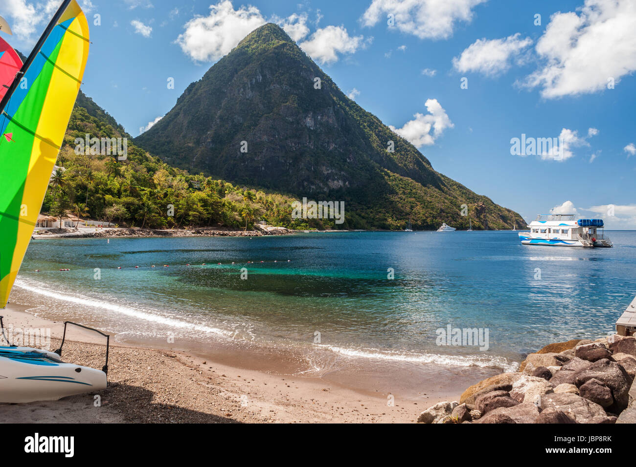 Strand auf St. Lucia mit Blick auf den Petit Piton Foto Stock