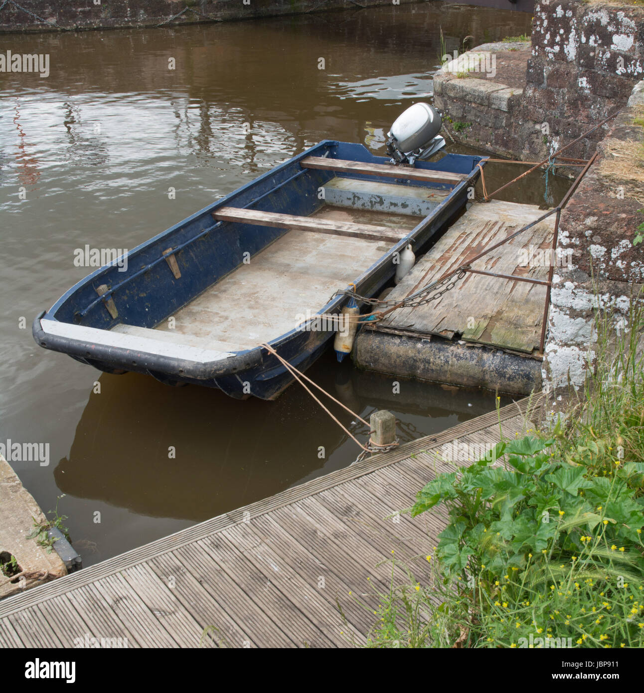 La manutenzione equipaggio barca per le riparazioni del canale. Foto Stock