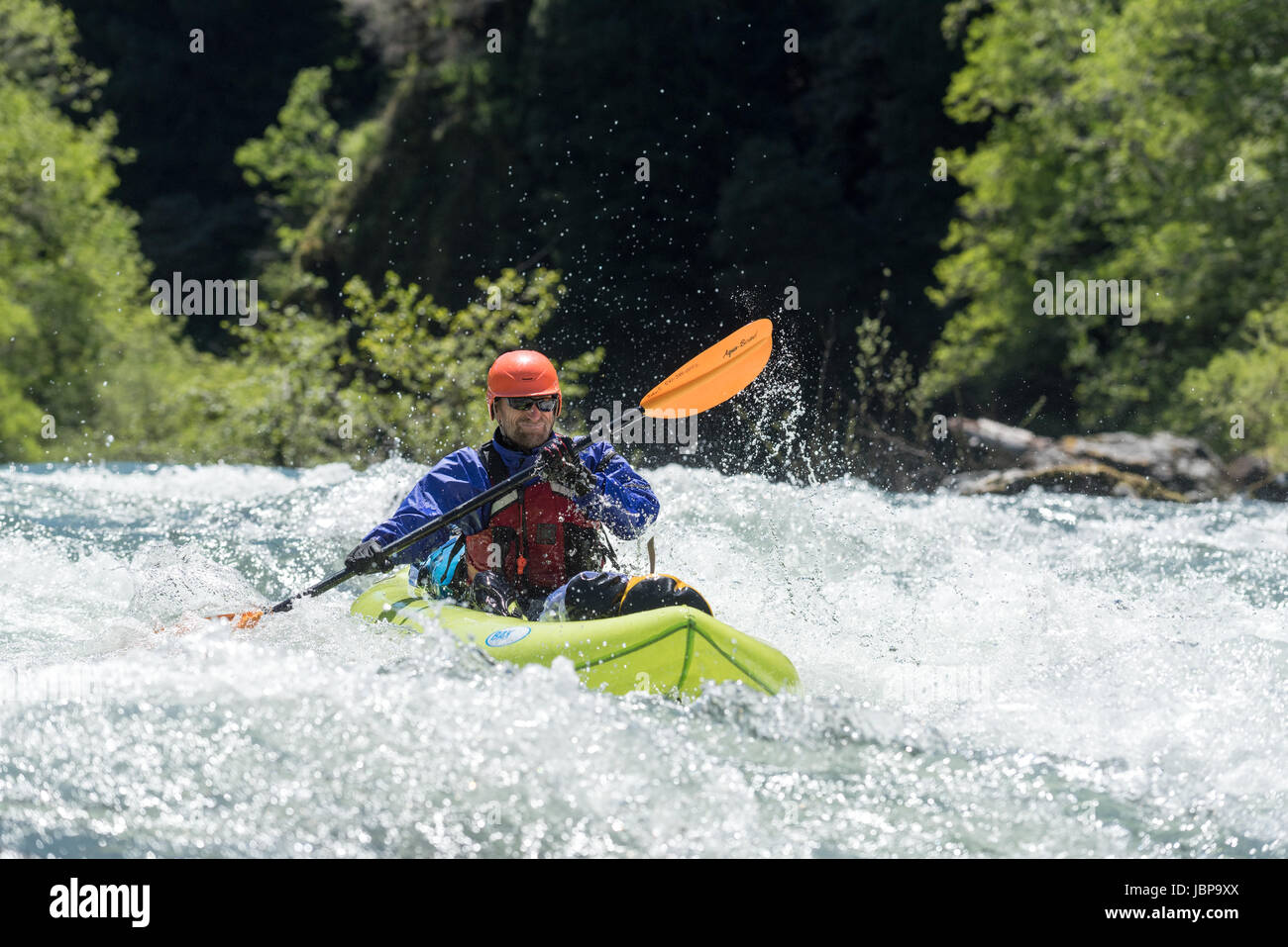 Pagaiando un kayak gonfiabili giù Redwood Creek nel Parco Nazionale di Redwood in California. Foto Stock