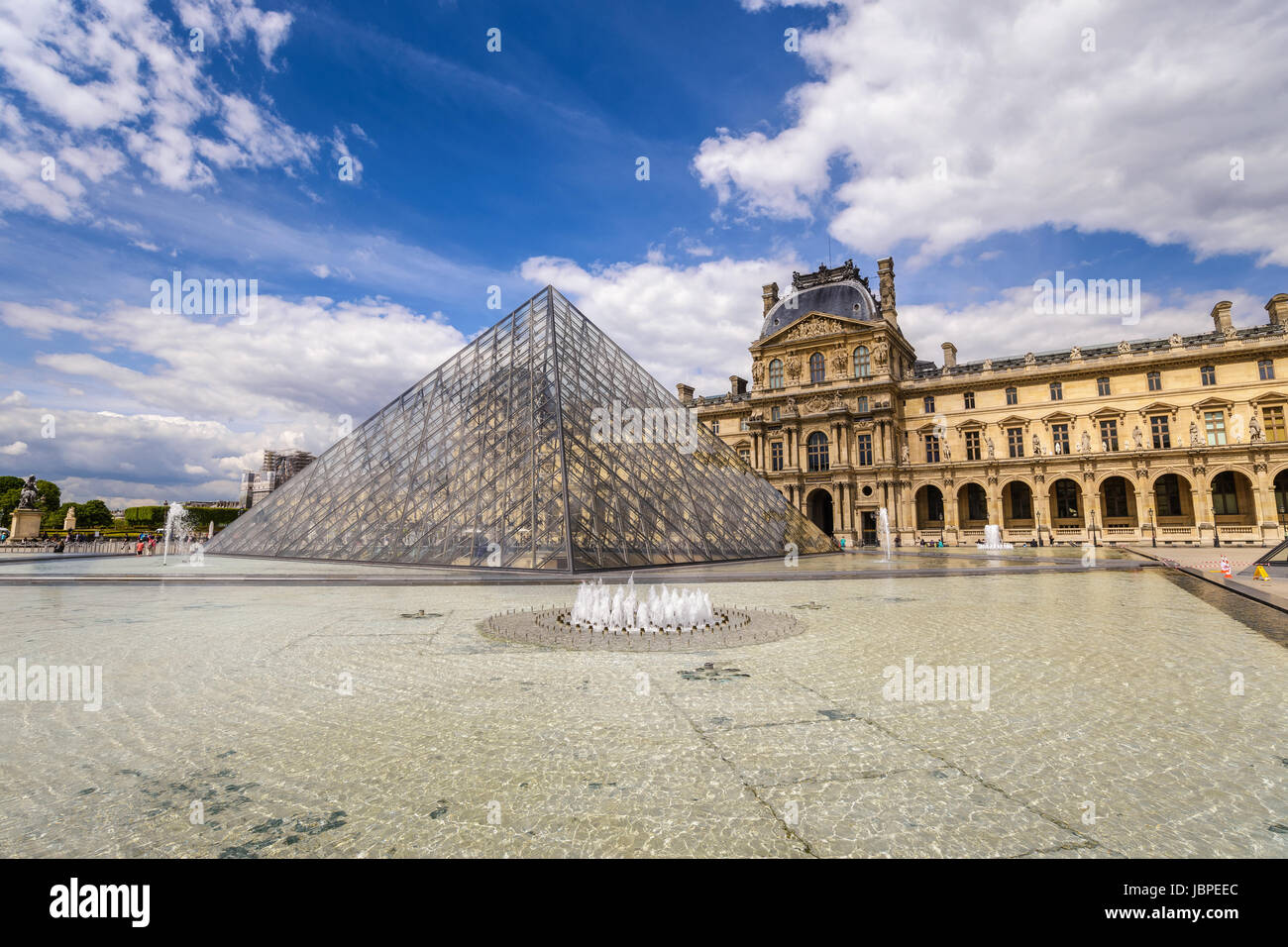 Parigi, Francia: Maggio 2, 2017: giornata di sole a piramide del Louvre del museo del Louvre a Parigi, Francia Foto Stock