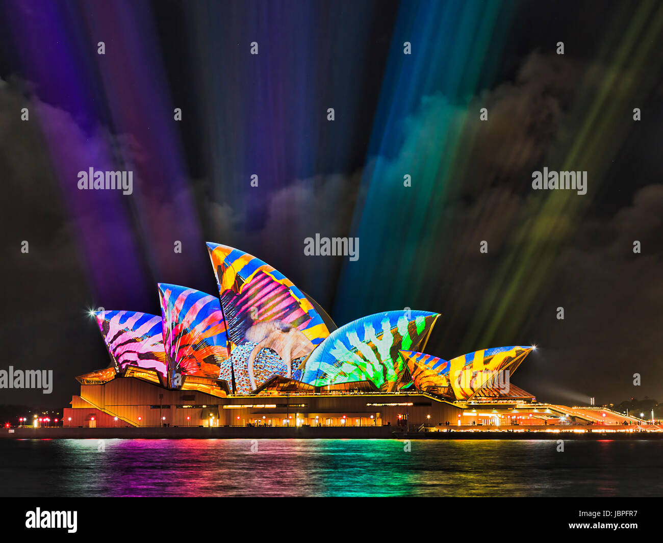Sydney, Australia - 8 Giugno 2017: Sydney Opera House con colorati saturaged proiettata di immagine artistica sotto fasci luminosi nel cielo scuro durante il Vivid S Foto Stock