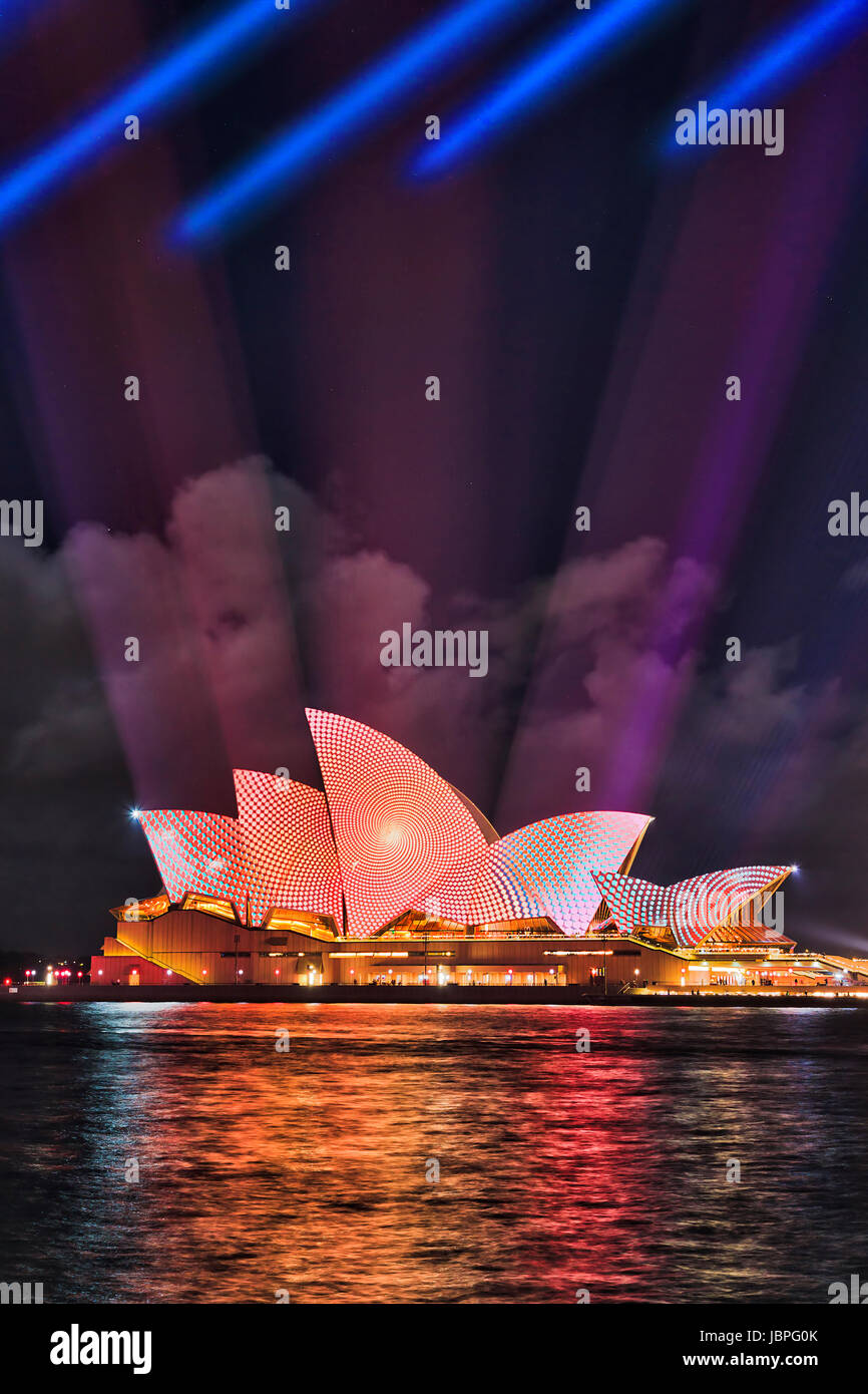 Sydney, Australia - 8 Giugno 2017: Sydney Opera House con luce proiettata immagine sul suo lato durante la vivida luce di Sydney la musica e idee show. Foto Stock