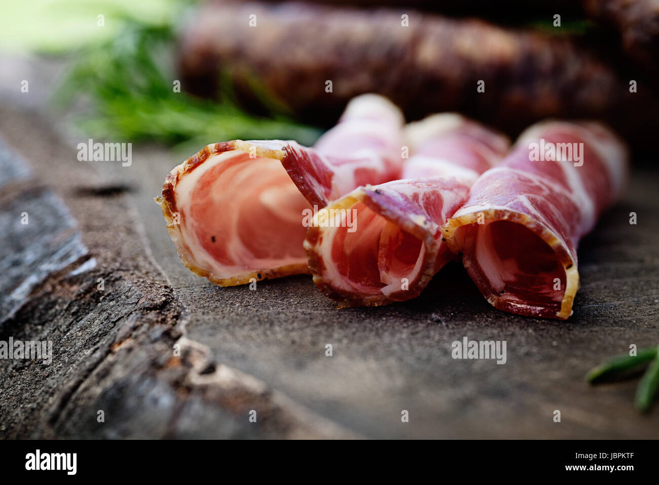 Coppa di maiale prosciutto di collare. Tagli a freddo su legno. Rustico prosciutto Foto Stock